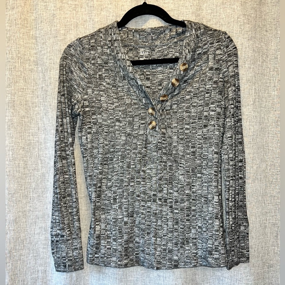 Ana Vneck top size small